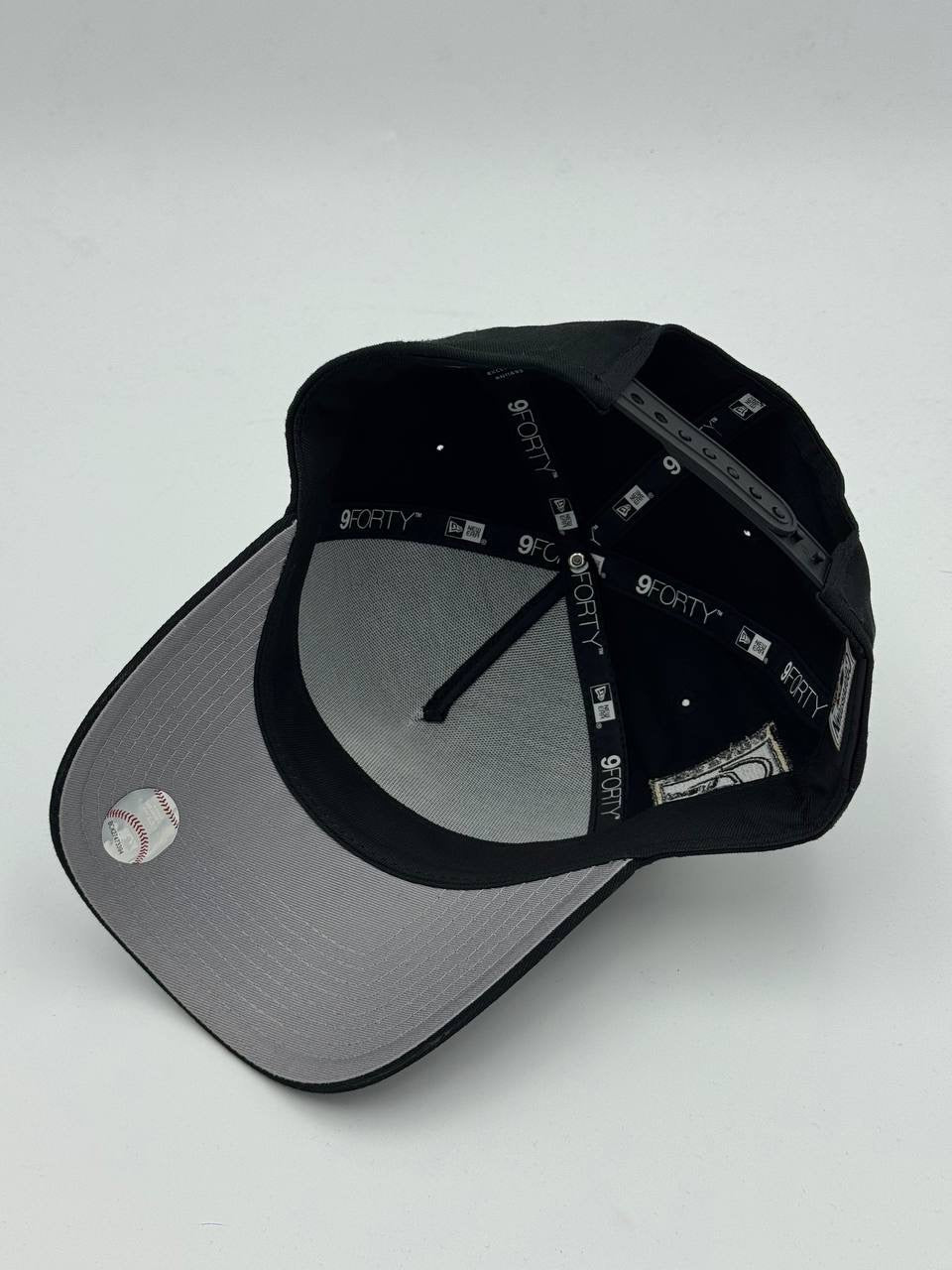 GORRA NEW ERA - CHICAGO WHITE SOX “RAIZED METALLIC CHAINSTITCH” 9FORTY