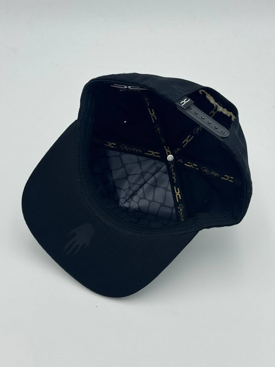 GORRA JC HATS - CROCODILE BLACK/GOLD
