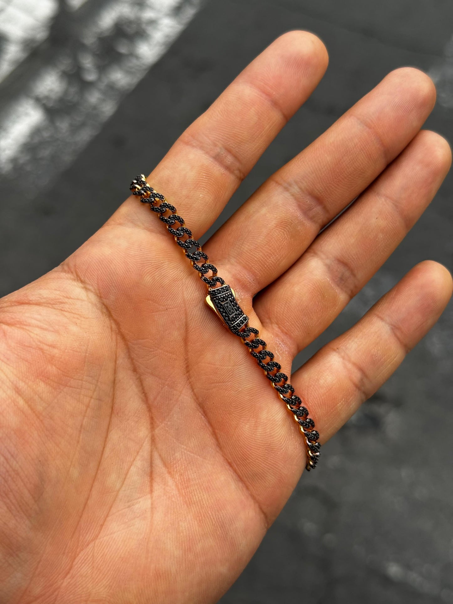 Pulso negro + dorado — 20 cm / 10.7