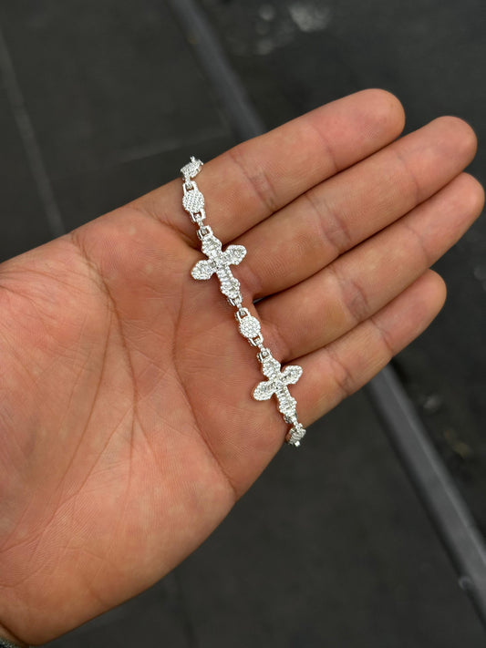Pulso plata con cruces — 21 cm / 11.3 g