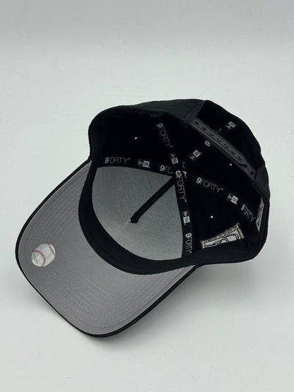 GORRA NEW ERA - CHICAGO WHITE SOX “RAIZED METALLIC CHAINSTITCH” 9FORTY