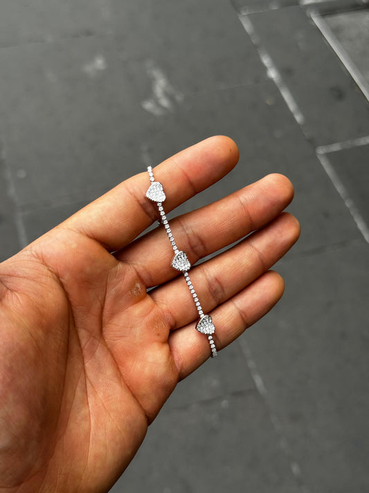 Pulso plateado con corazones — 21 cm / 6.7 g