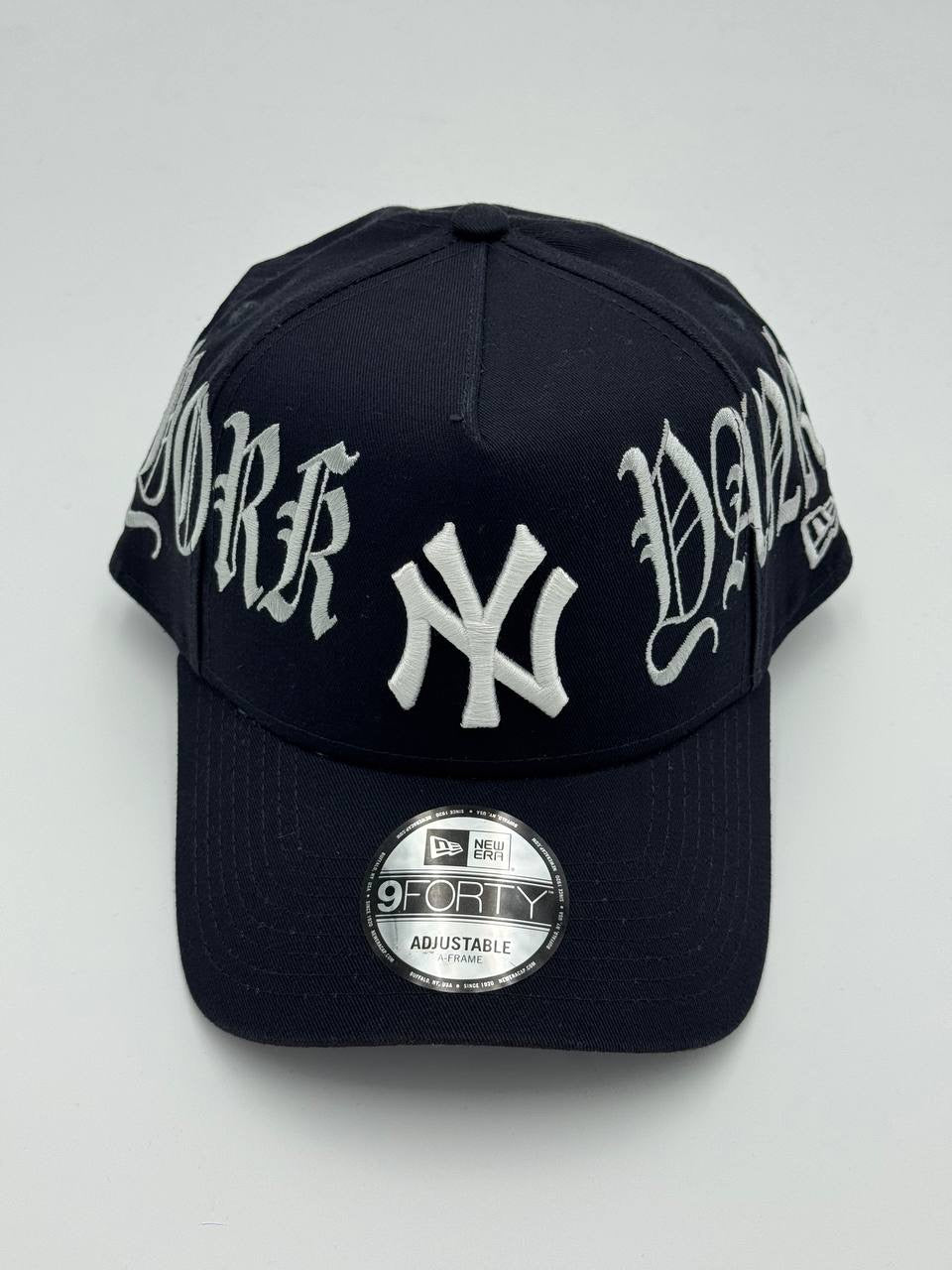 GORRA NEW ERA -  NEW YORK YANKEES “GOTHIC SCRIPT” 9FORTY