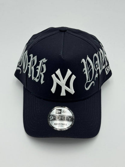 GORRA NEW ERA -  NEW YORK YANKEES “GOTHIC SCRIPT” 9FORTY