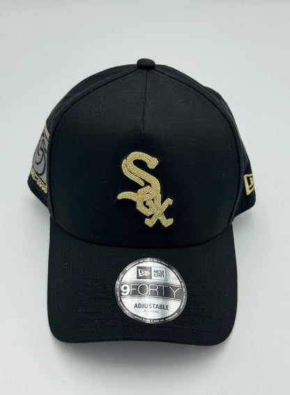 GORRA NEW ERA - CHICAGO WHITE SOX “RAIZED METALLIC CHAINSTITCH” 9FORTY