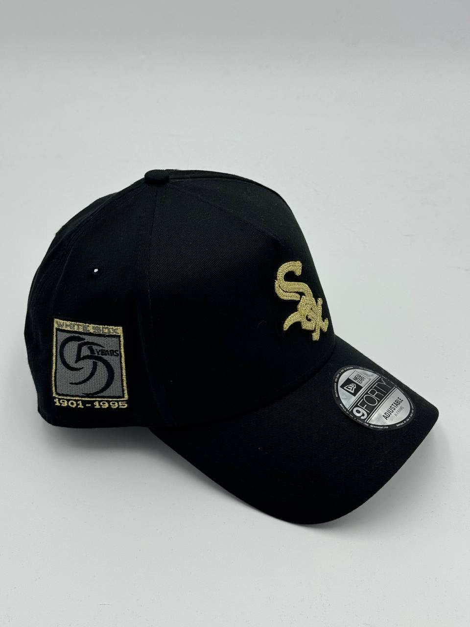 GORRA NEW ERA - CHICAGO WHITE SOX “RAIZED METALLIC CHAINSTITCH” 9FORTY