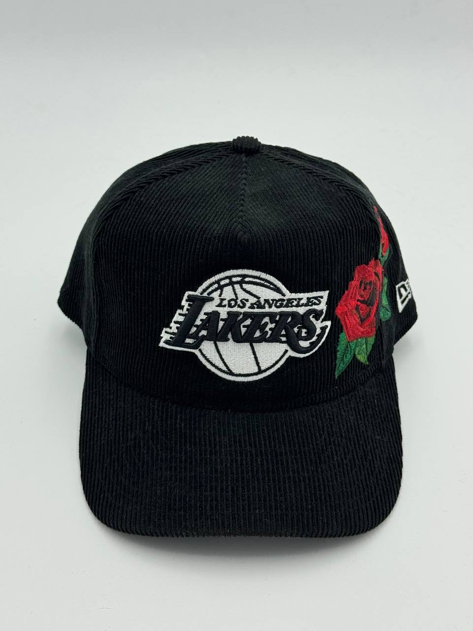 GORRA NEW ERA - LA LAKERS “CORDUROY ROSES” GOLFER PRE- CURVED
