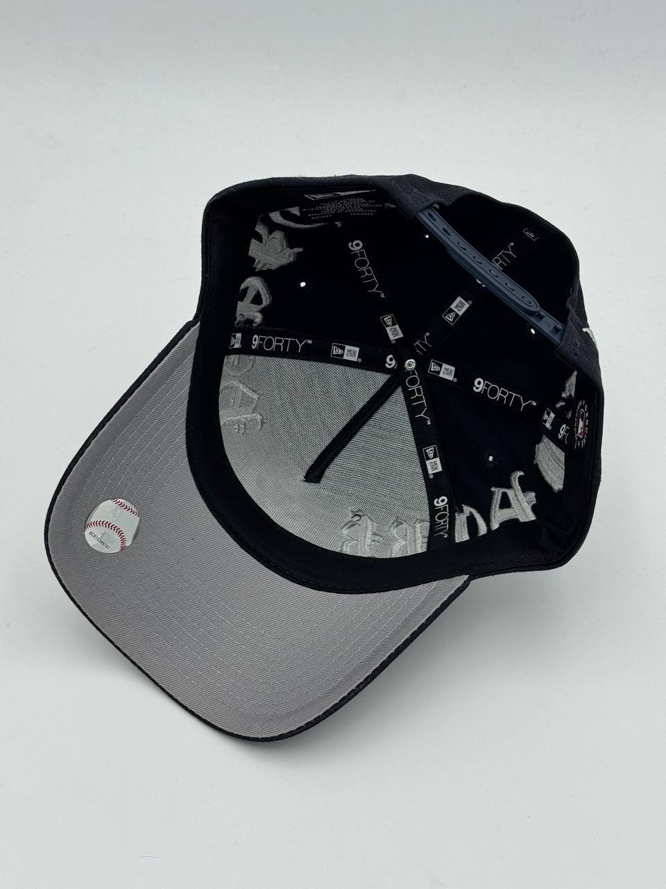 GORRA NEW ERA -  NEW YORK YANKEES “GOTHIC SCRIPT” 9FORTY