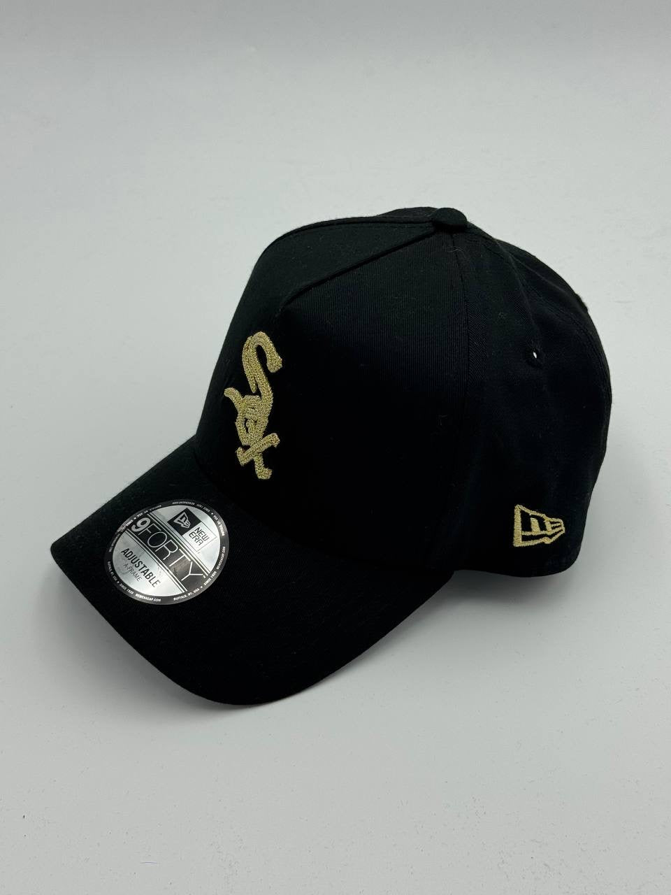 GORRA NEW ERA - CHICAGO WHITE SOX “RAIZED METALLIC CHAINSTITCH” 9FORTY