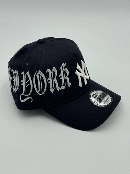 GORRA NEW ERA -  NEW YORK YANKEES “GOTHIC SCRIPT” 9FORTY