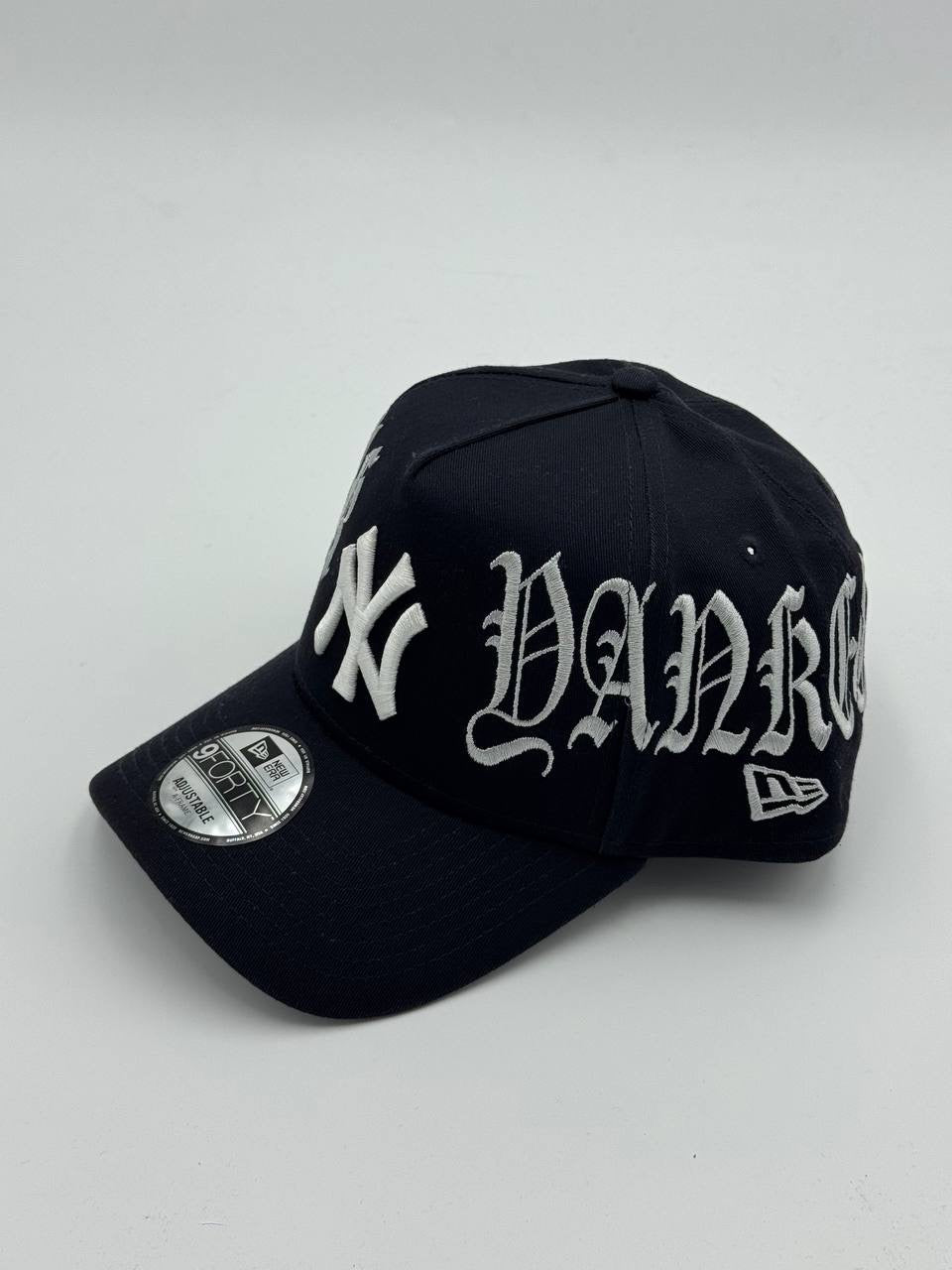 GORRA NEW ERA -  NEW YORK YANKEES “GOTHIC SCRIPT” 9FORTY